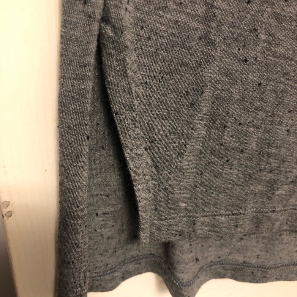 Express gray hi/ low textured T-shirt - Picture 4 of 4